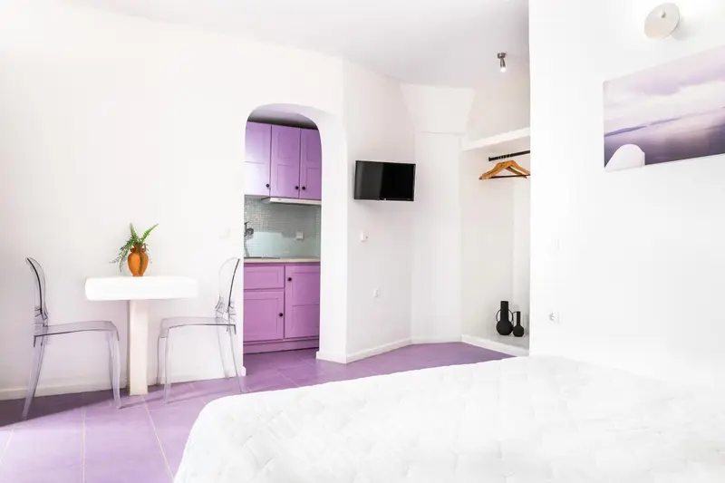 Une pièce lumineuse avec un coin repas et une kitchenette intégrée.