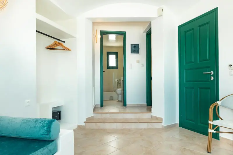 Intérieur clair avec un couloir menant à une salle de bain.