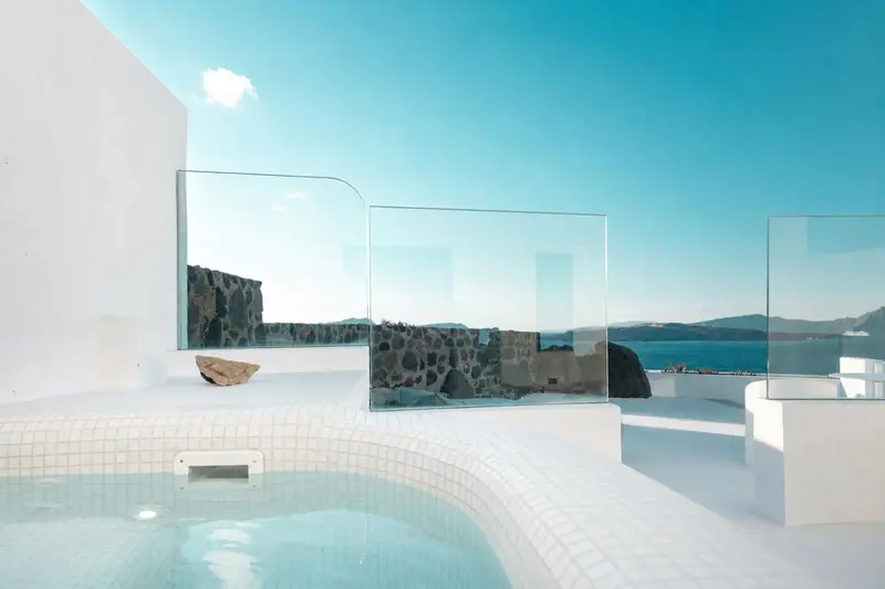 Terrasse avec jacuzzi et vue sur la mer.