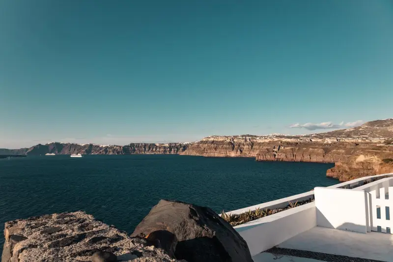 Vue panoramique sur une côte rocheuse et la mer bleue.