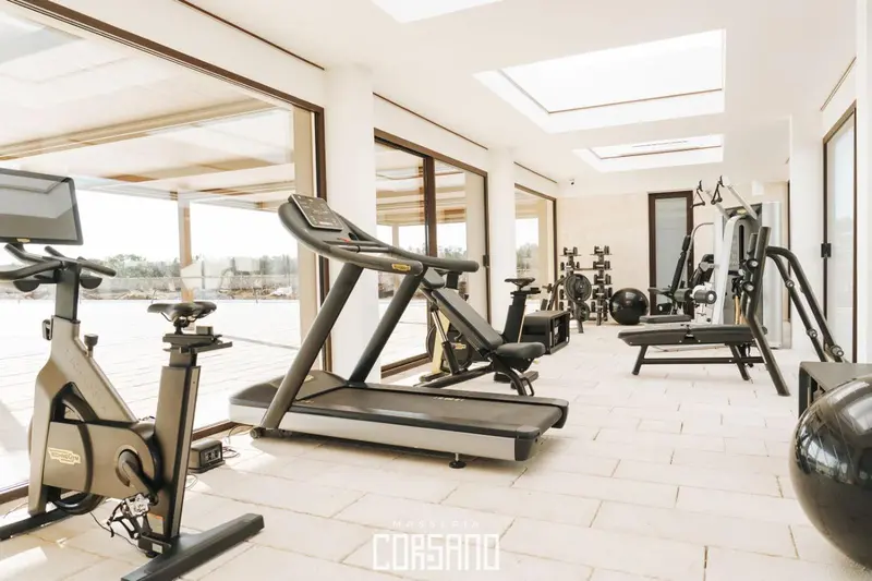 Une salle de sport lumineuse avec des équipements de fitness.