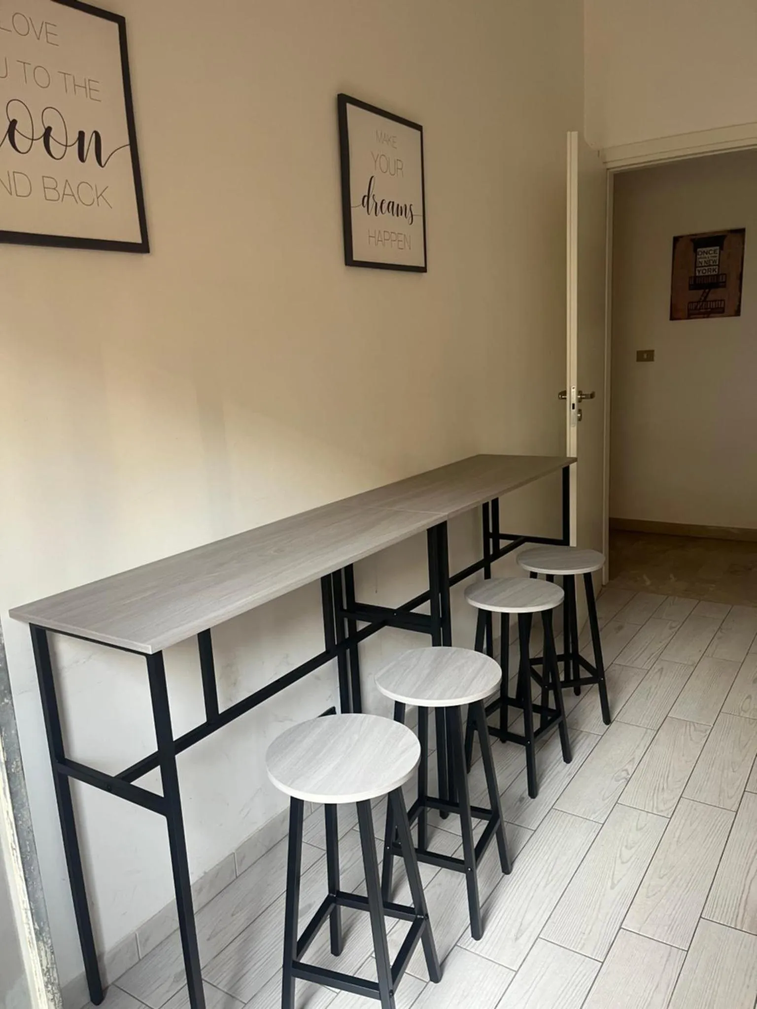 Un comptoir avec des tabourets hauts dans un espace intérieur.