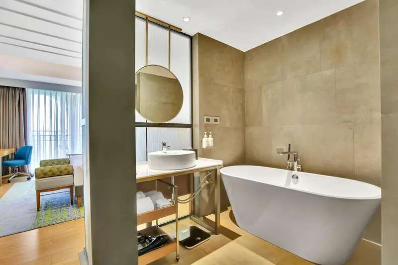 Une salle de bain moderne avec baignoire et vasque intégrée.
