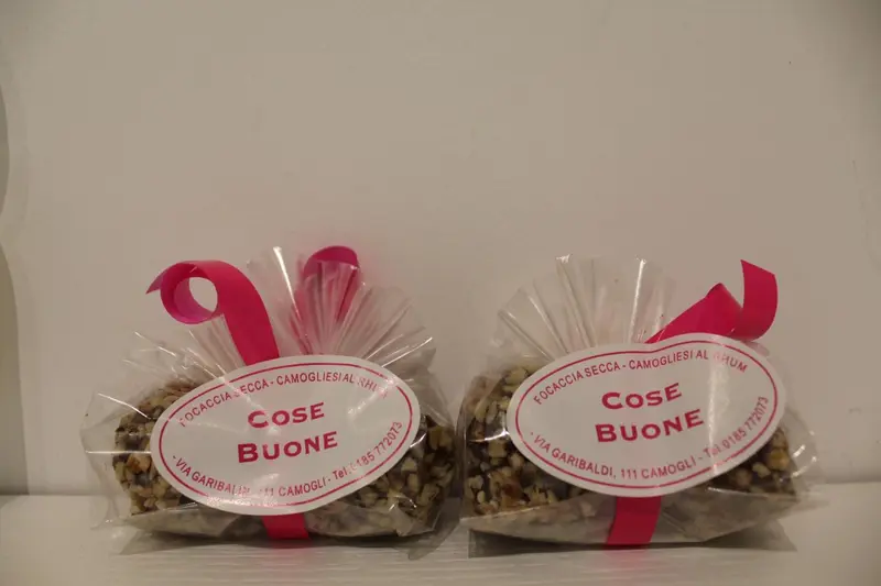 Deux sachets de nourriture emballés avec des étiquettes colorées sont posés sur une surface claire.