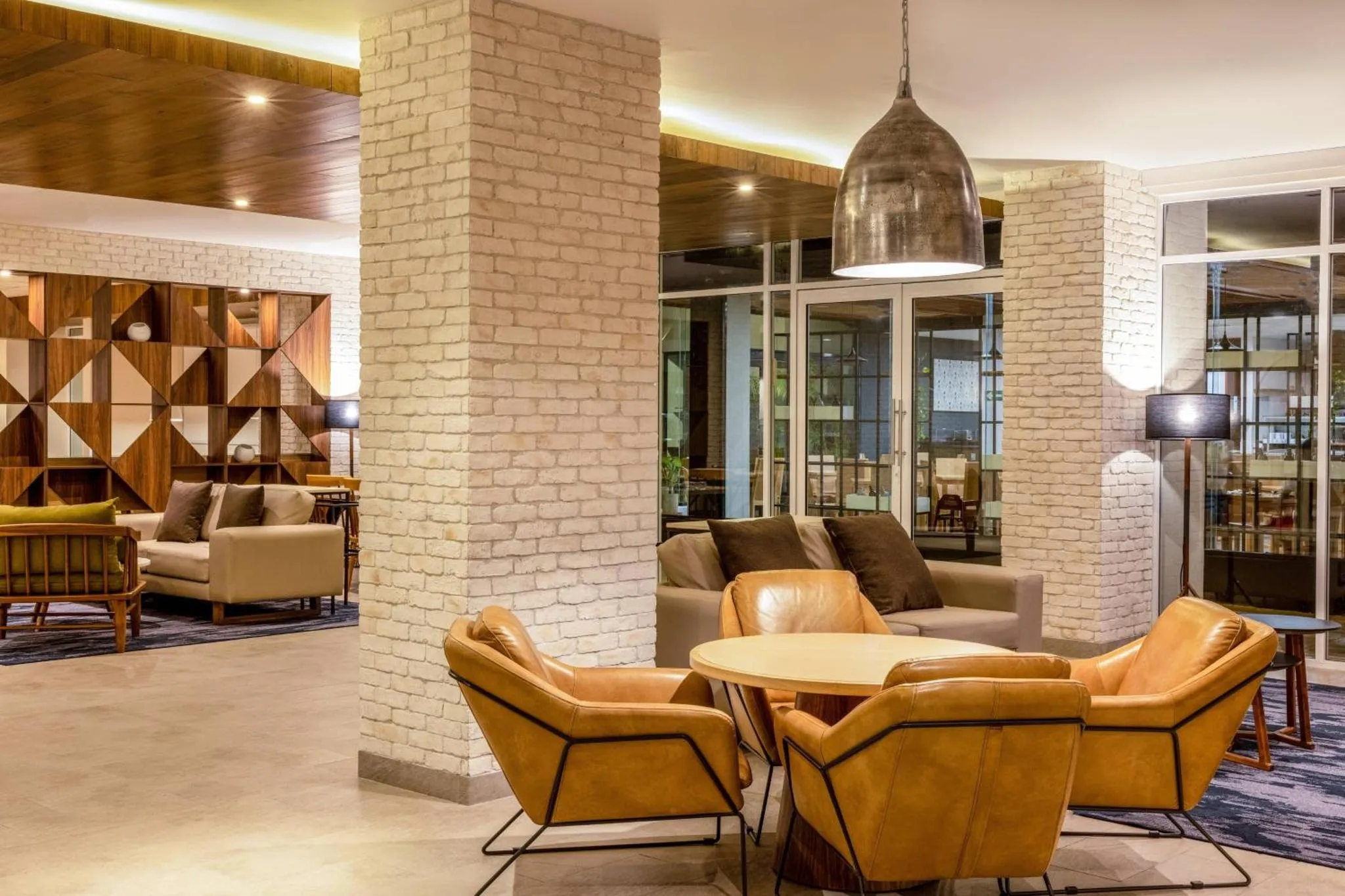 Espace de détente avec canapés et tables basses dans un intérieur lumineux.