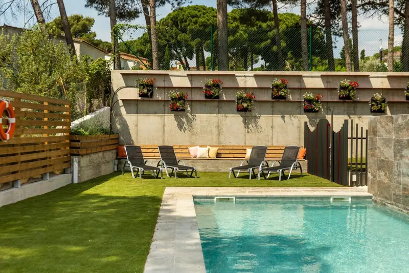 Espace extérieur aménagé avec une piscine et des chaises longues.