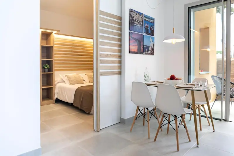 Une table à manger est mise en scène dans un espace intérieur lumineux.