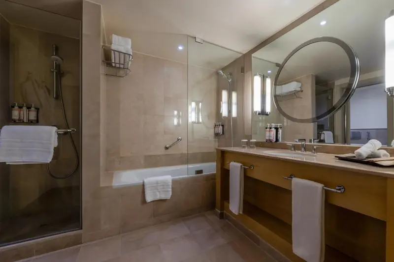 Une salle de bain moderne avec douche à l'italienne et baignoire.