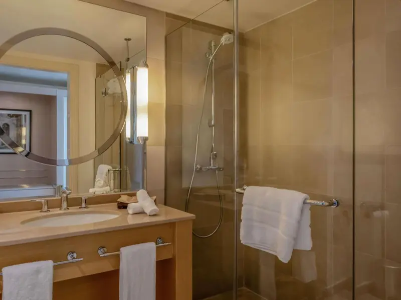 Une salle de bain moderne avec douche à l'italienne et lavabo.