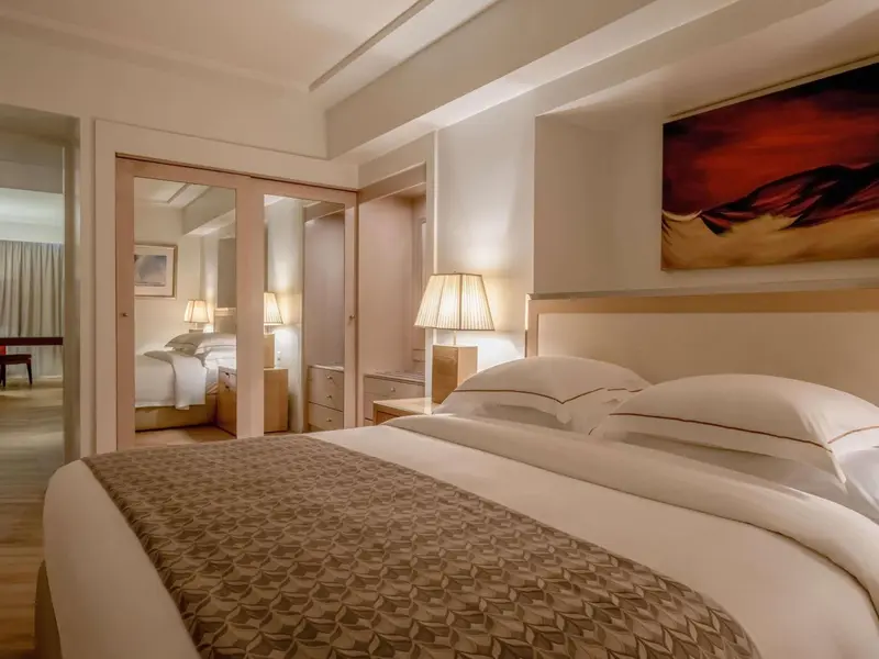 Une chambre d'hotel avec un grand lit et un tableau au mur.