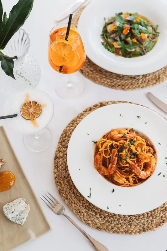 Assiettes de plats colorés sur une table décorée.