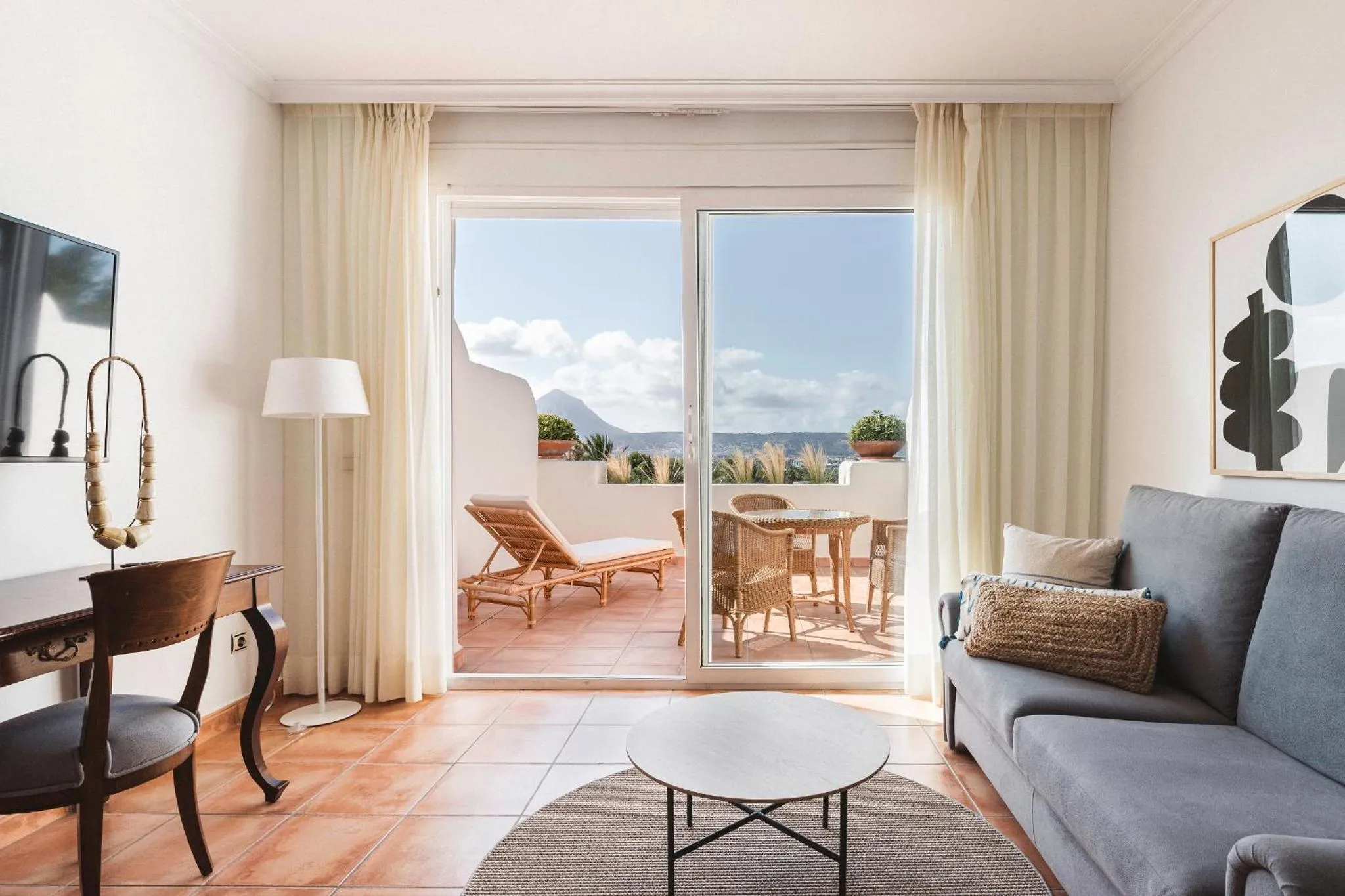 Espace de vie lumineux donnant sur une terrasse avec vue sur la mer.