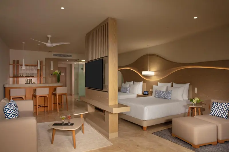 Espace de vie intérieur avec coin salon et chambre à coucher.