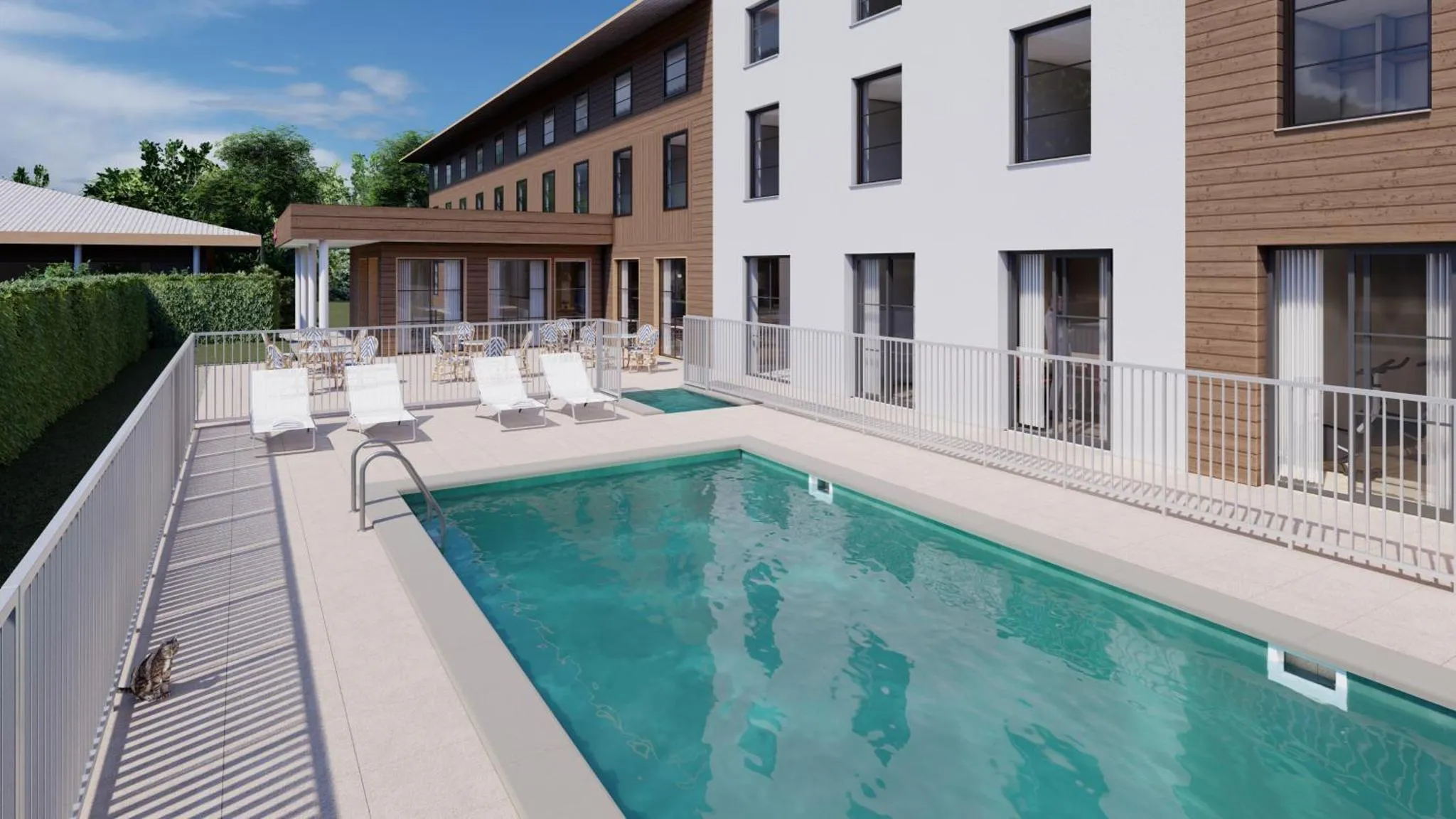 Une piscine rectangulaire avec des transats blancs et un bâtiment moderne en arrière-plan.