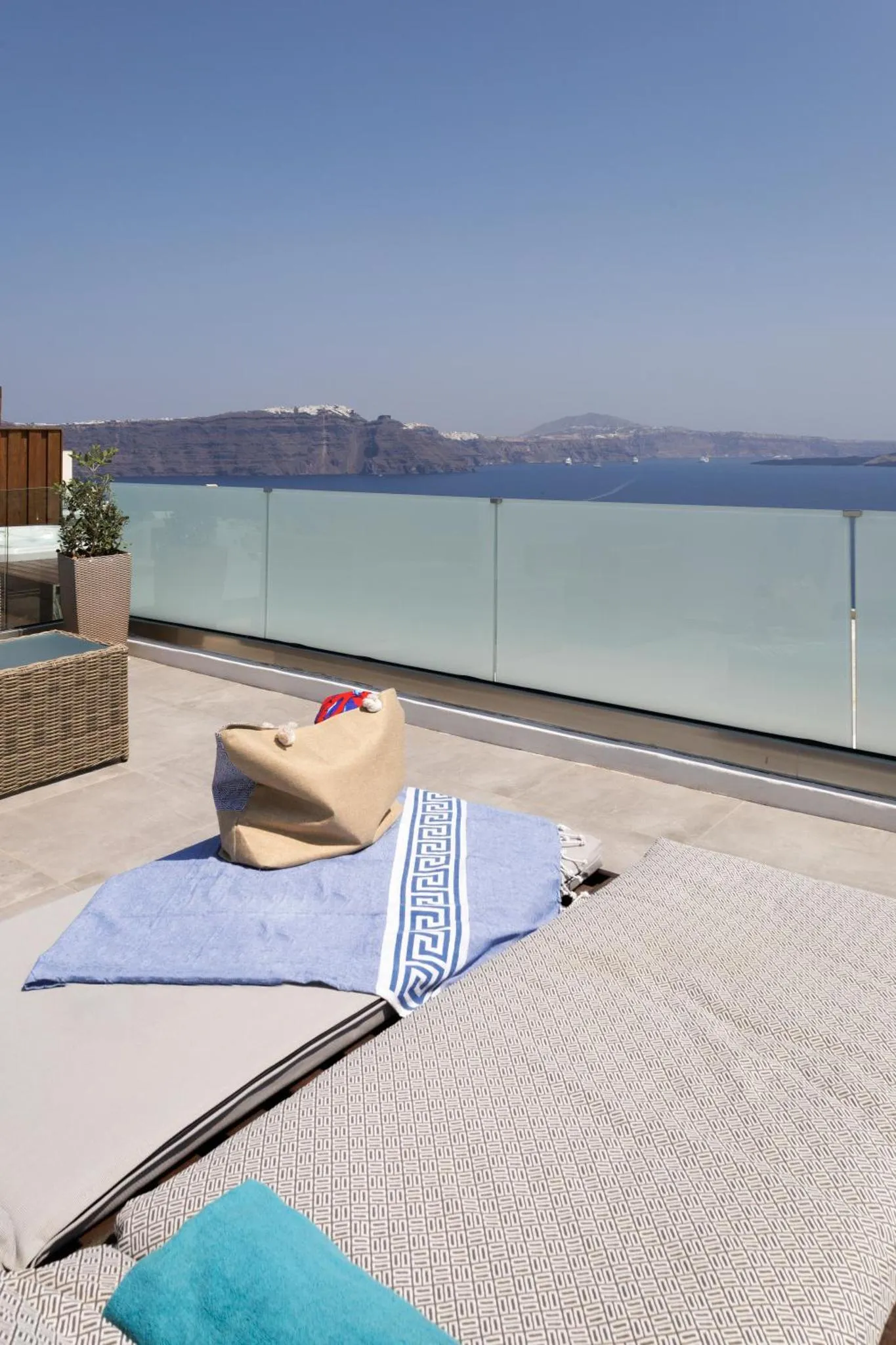 Terrasse avec transats et vue sur la mer.