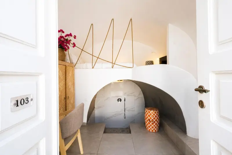 Une chambre avec un lit intégré dans une alcôve arrondie.