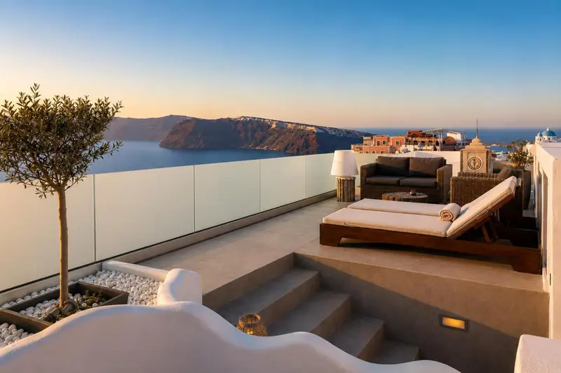 Terrasse avec mobilier d'extérieur et vue sur la mer.