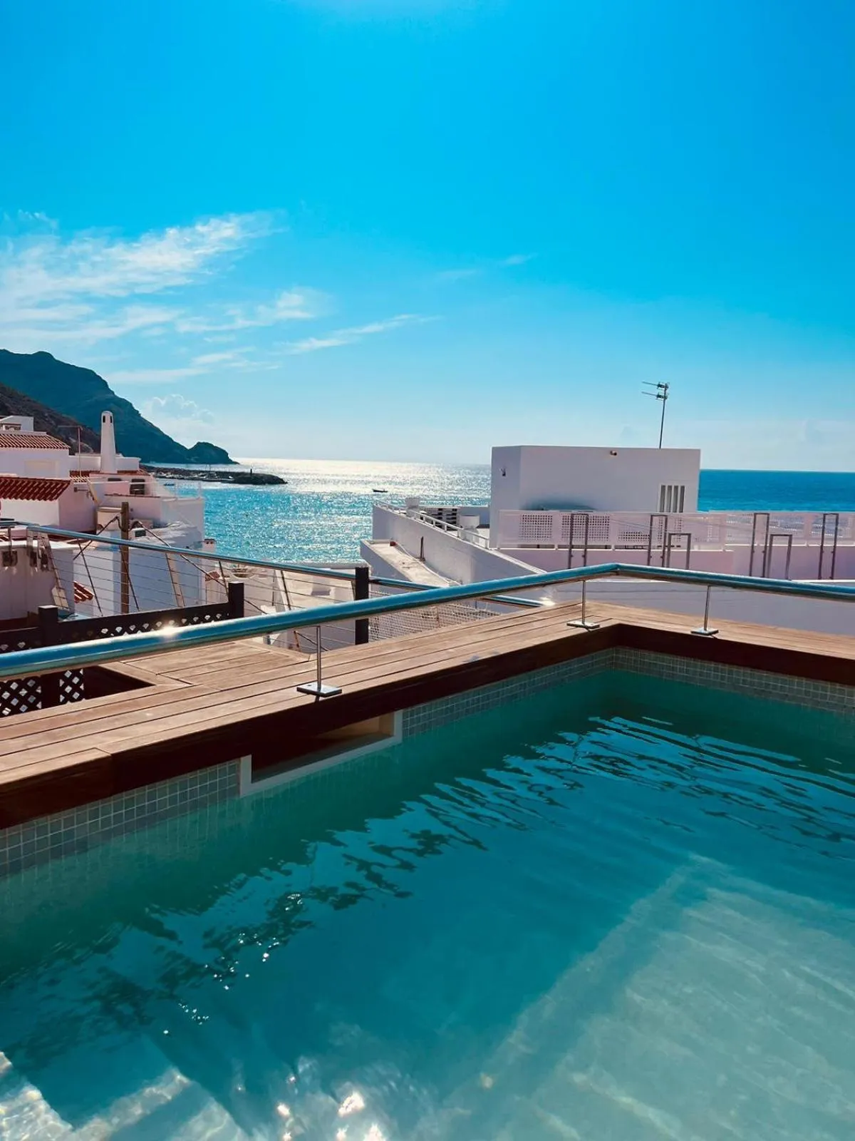 Terrasse avec piscine et vue sur la mer.