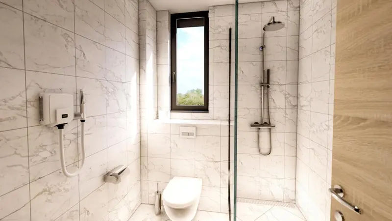 Une salle de bain moderne avec douche à l'italienne et carrelage clair.