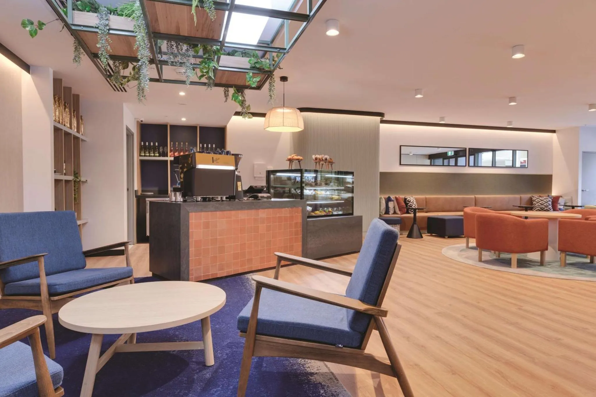 Un espace de détente intérieur avec des fauteuils et un comptoir de boissons.