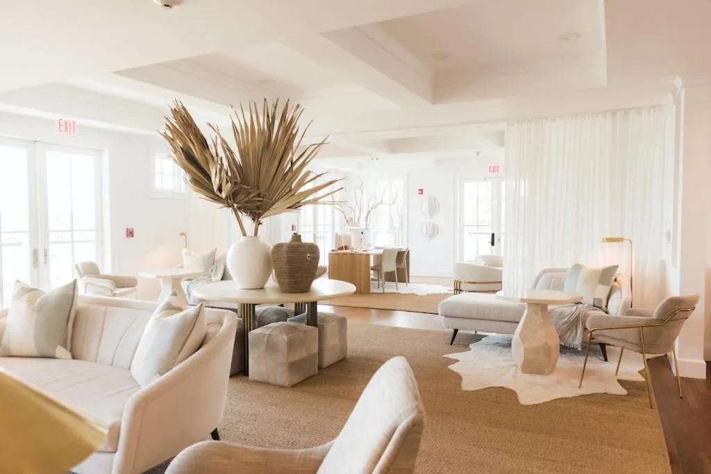 Espace de détente lumineux avec canapés et tapis.