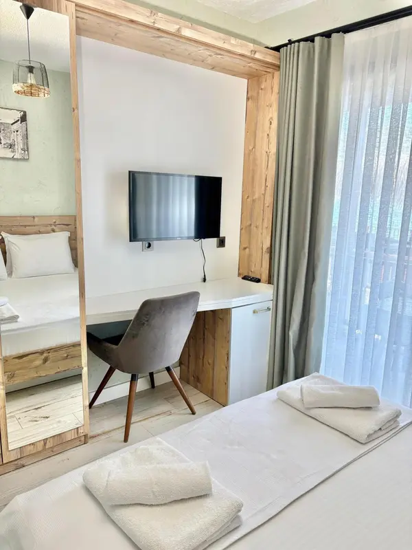 Une chambre lumineuse avec un lit et un espace bureau.