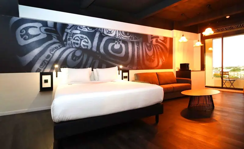 Une chambre moderne avec un grand lit et un canapé.