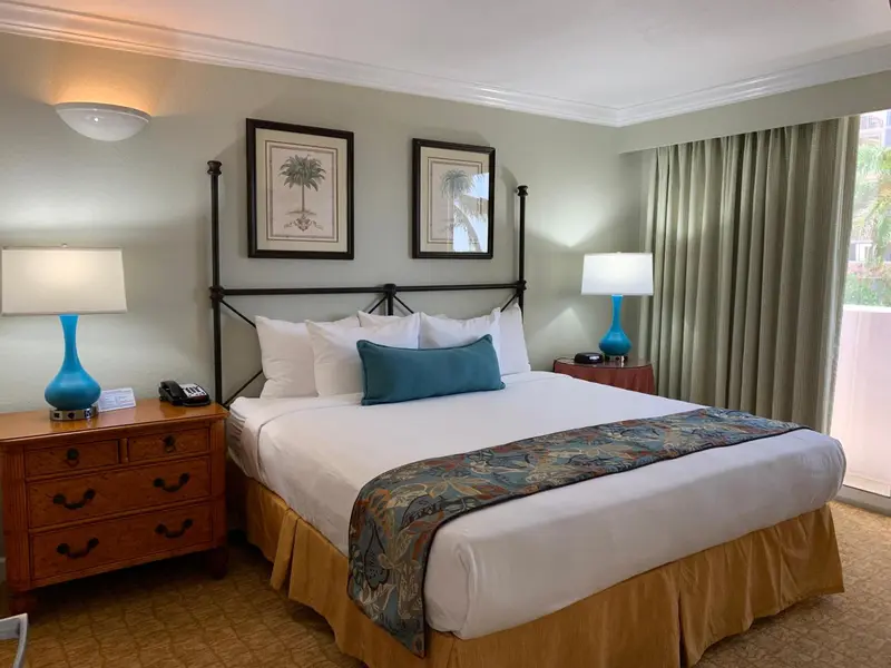 Une chambre d'hotel avec un grand lit et deux tables de chevet.