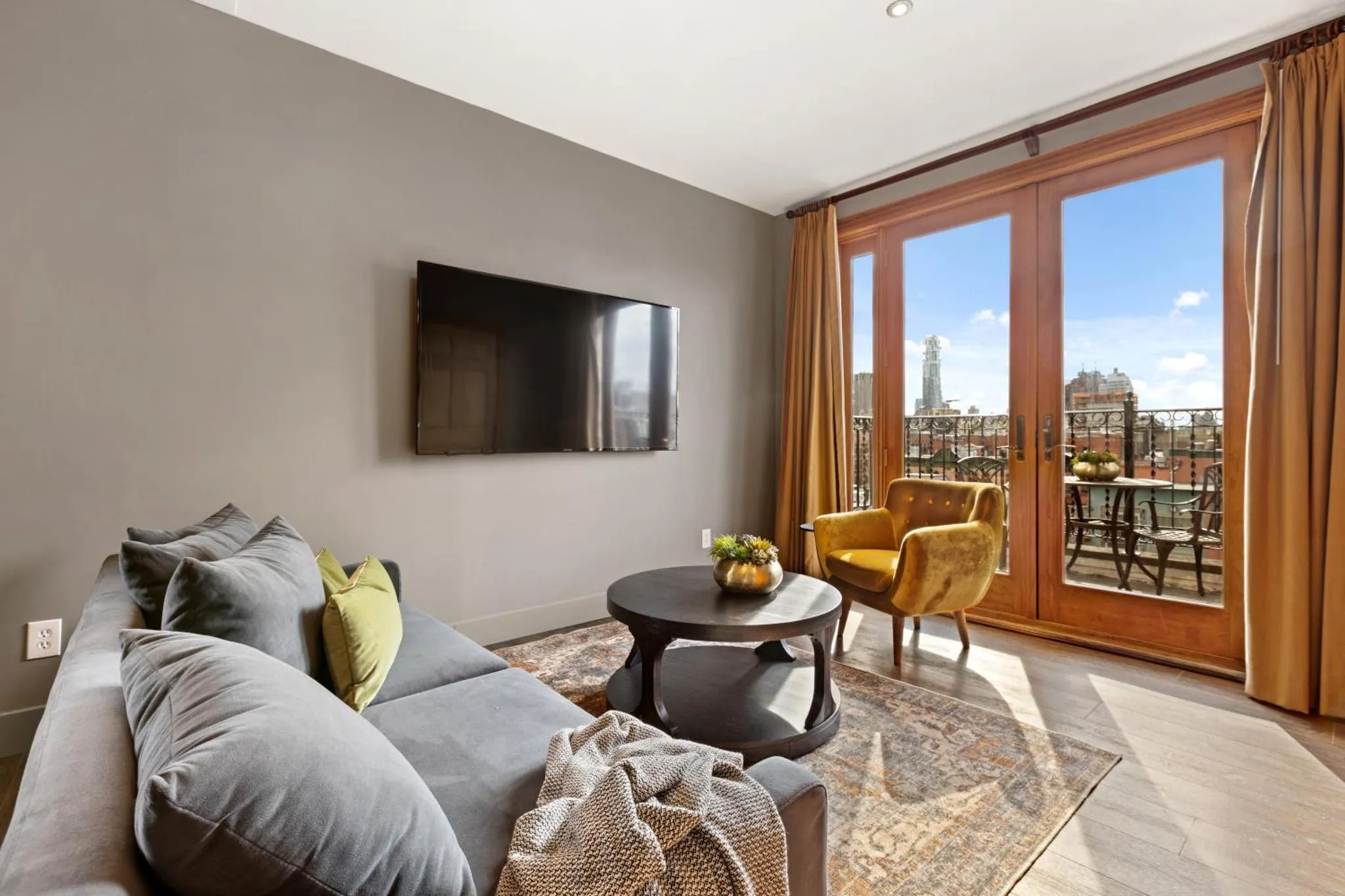 Un salon confortable s'ouvre sur une terrasse ensoleillée.