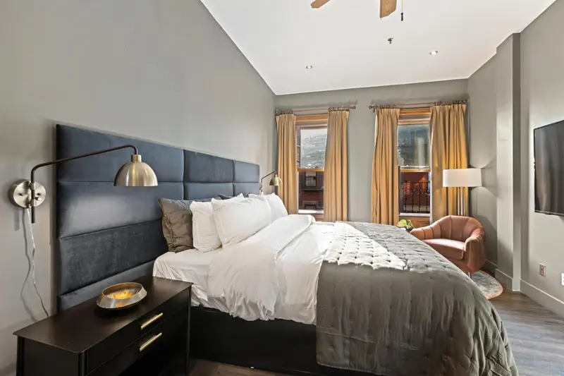 Une chambre à coucher avec un grand lit et une décoration soignée.