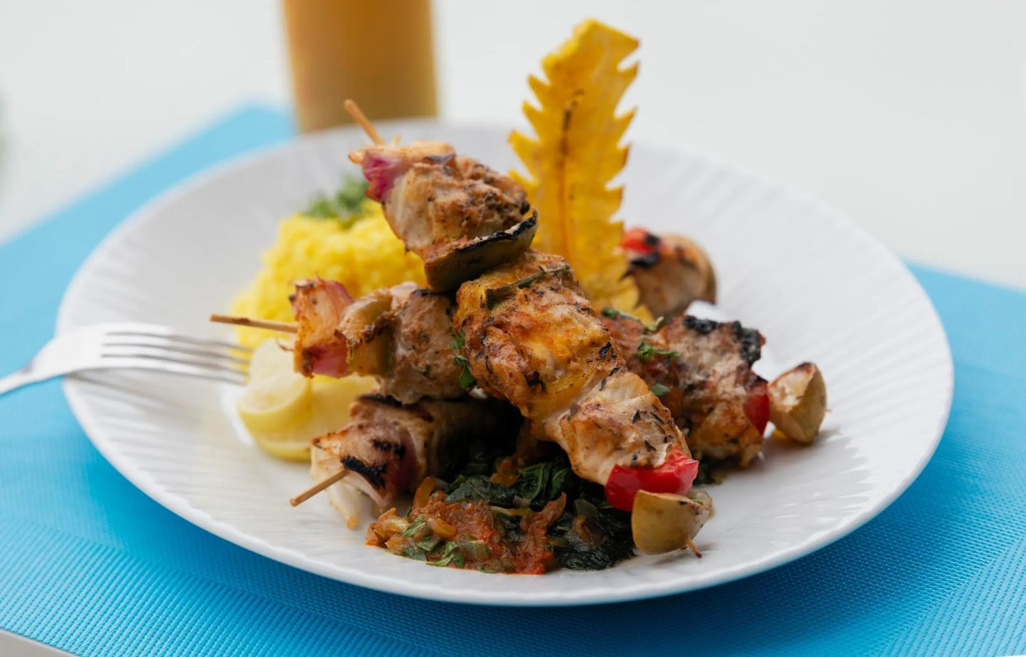 Assiette de brochettes de viande et de riz.