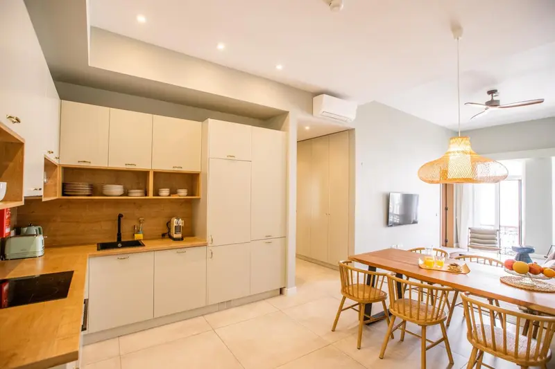 Une cuisine moderne s'ouvre sur une salle à manger lumineuse.
