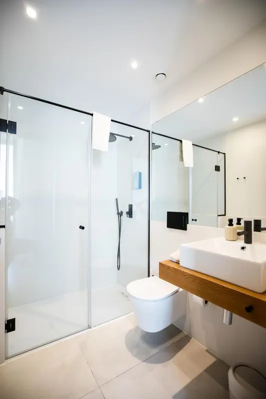 Une salle de bain moderne avec douche à l'italienne et lavabo.