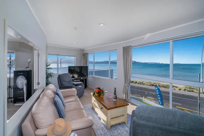 Un salon lumineux donne sur une vue dégagée sur la mer.