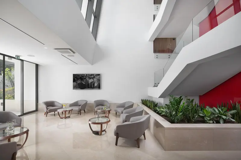 Un espace de détente intérieur avec des fauteuils et des plantes.