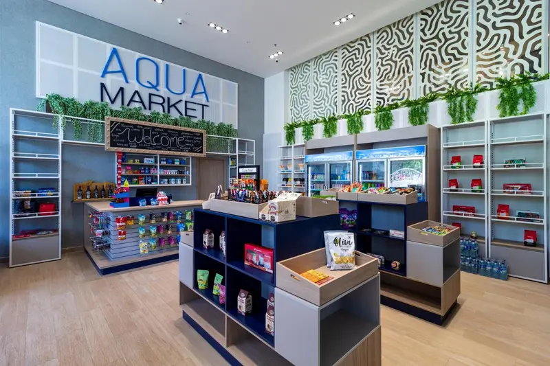 Un magasin propose divers articles et produits en rayon.