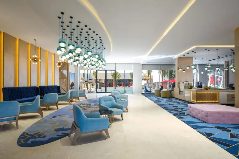 Un hall d'accueil moderne avec un comptoir et des espaces de détente.