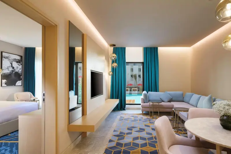 Espace de vie moderne avec canapé bleu pastel et table basse.