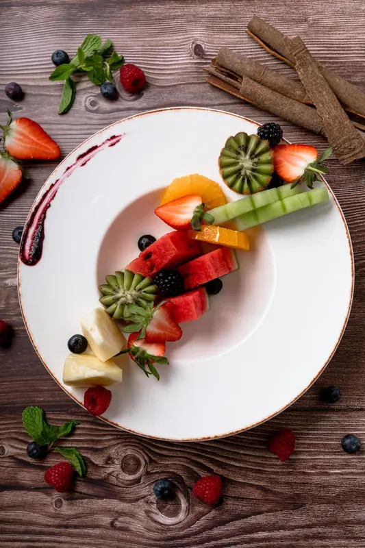 Assiette de fruits frais colorés disposés avec soin.