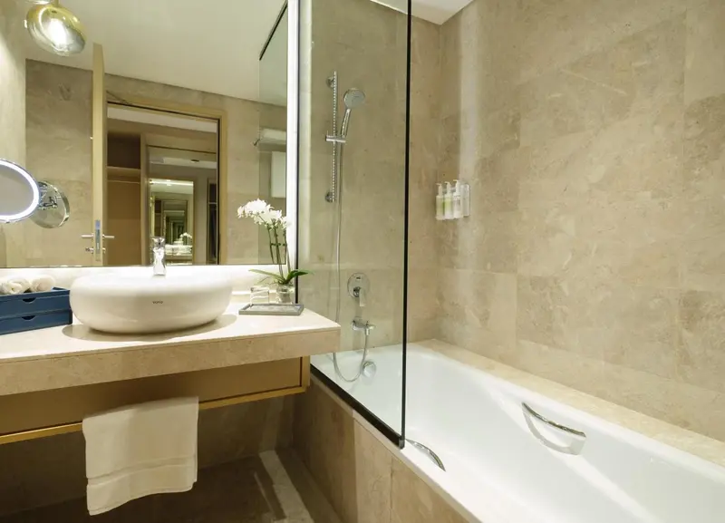 Une salle de bain moderne avec une baignoire et un lavabo sur un meuble.