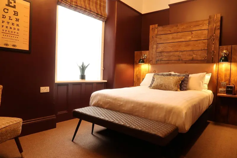 Une chambre à coucher avec un grand lit et une décoration rustique.