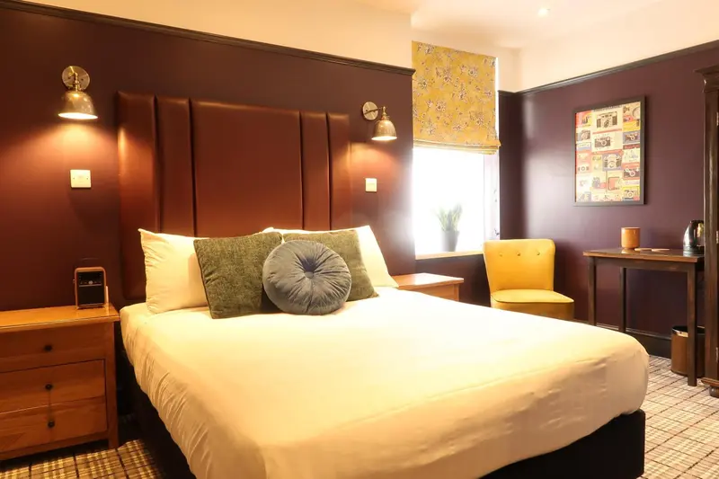 Une chambre à coucher avec un grand lit et une décoration soignée.