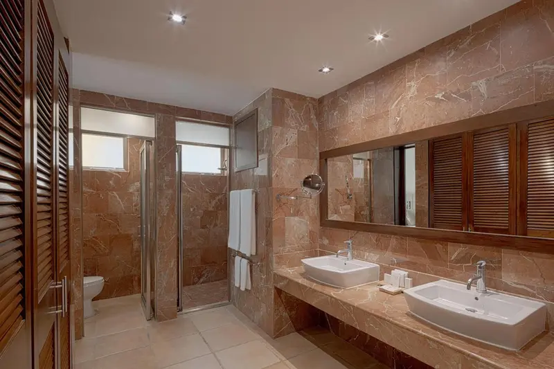 Une salle de bain moderne avec douche à l'italienne et double vasque.