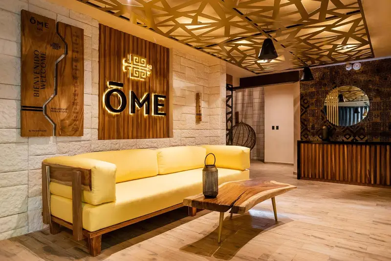 Un espace de détente avec un canapé jaune et une table basse en bois.