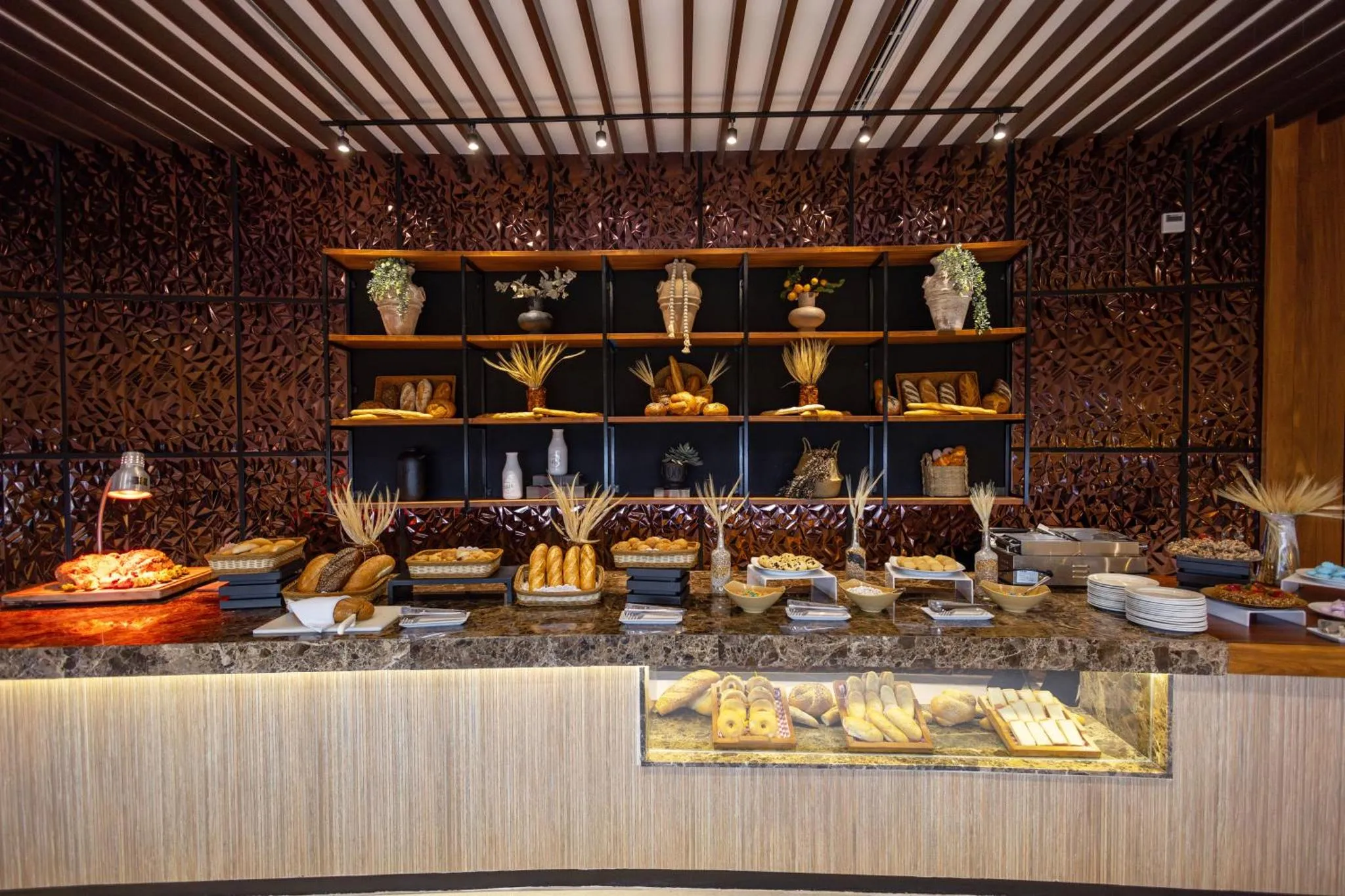 Un buffet propose une variété de plats et de pâtisseries.