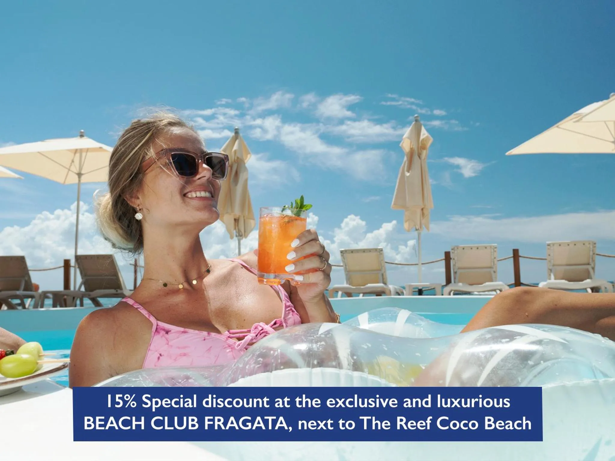 Une femme se détend au bord d'une piscine avec un cocktail.