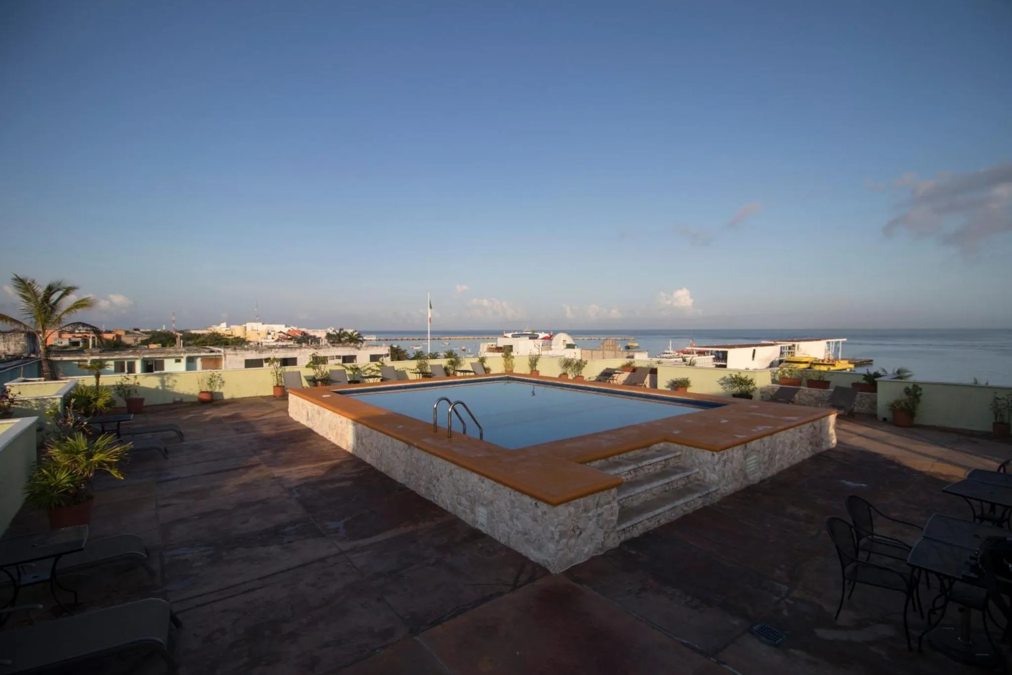 Terrasse avec piscine et vue sur la mer.