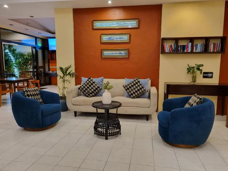 Un espace de détente intérieur avec des fauteuils et un canapé.