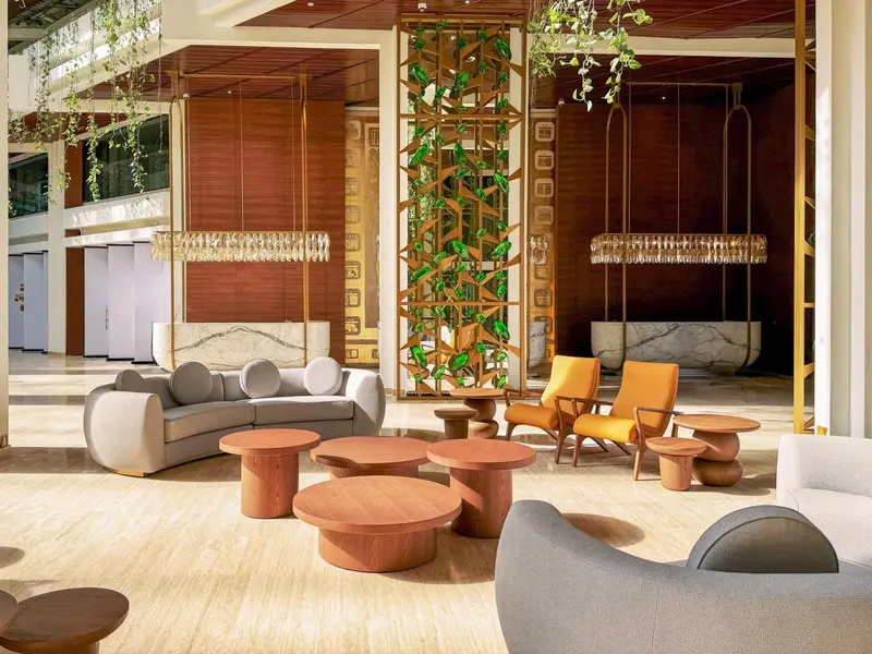 Un espace de détente intérieur avec des canapés et des tables basses.