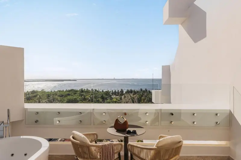 Terrasse avec mobilier d'extérieur et vue sur la mer.